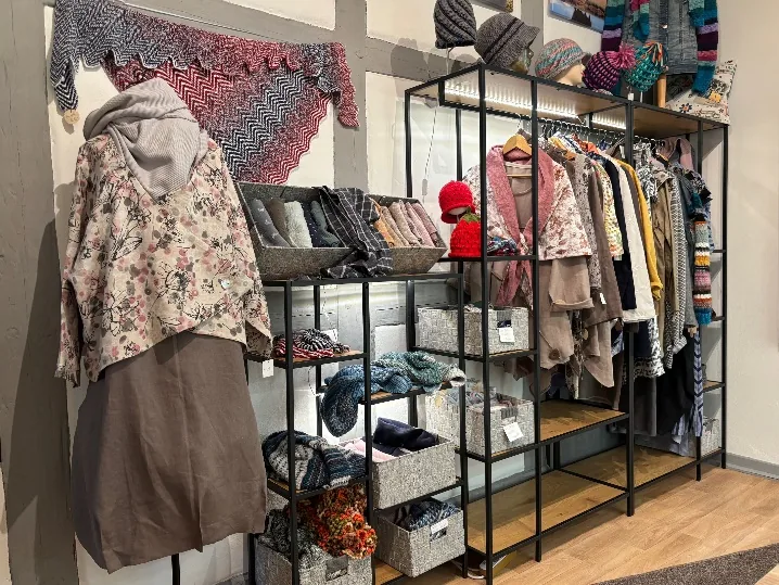 Präsentation textiler Kleidungsstücke und Accessoires in der Kammer