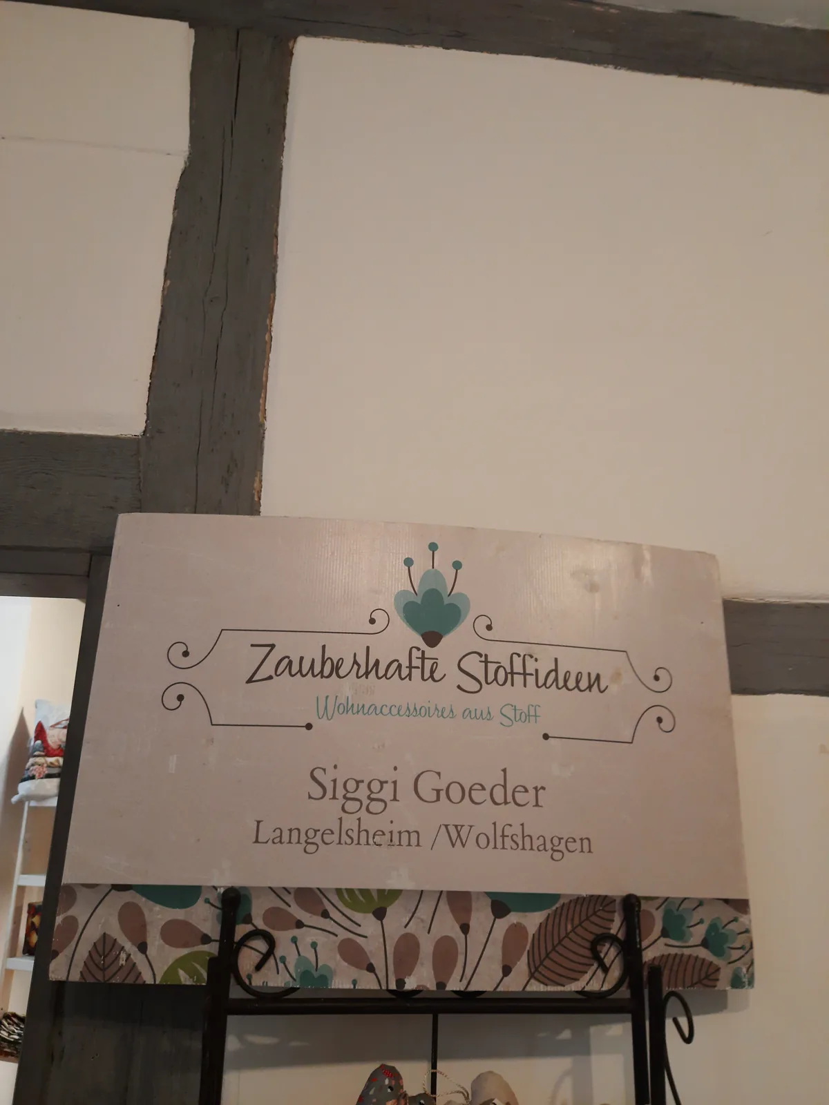 Regal mit handgefertigten Kissen und textilen Einzelstücken