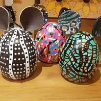 Dreidimensional gestaltete Figuren mit farbigen Mustern und Acrylmalerei