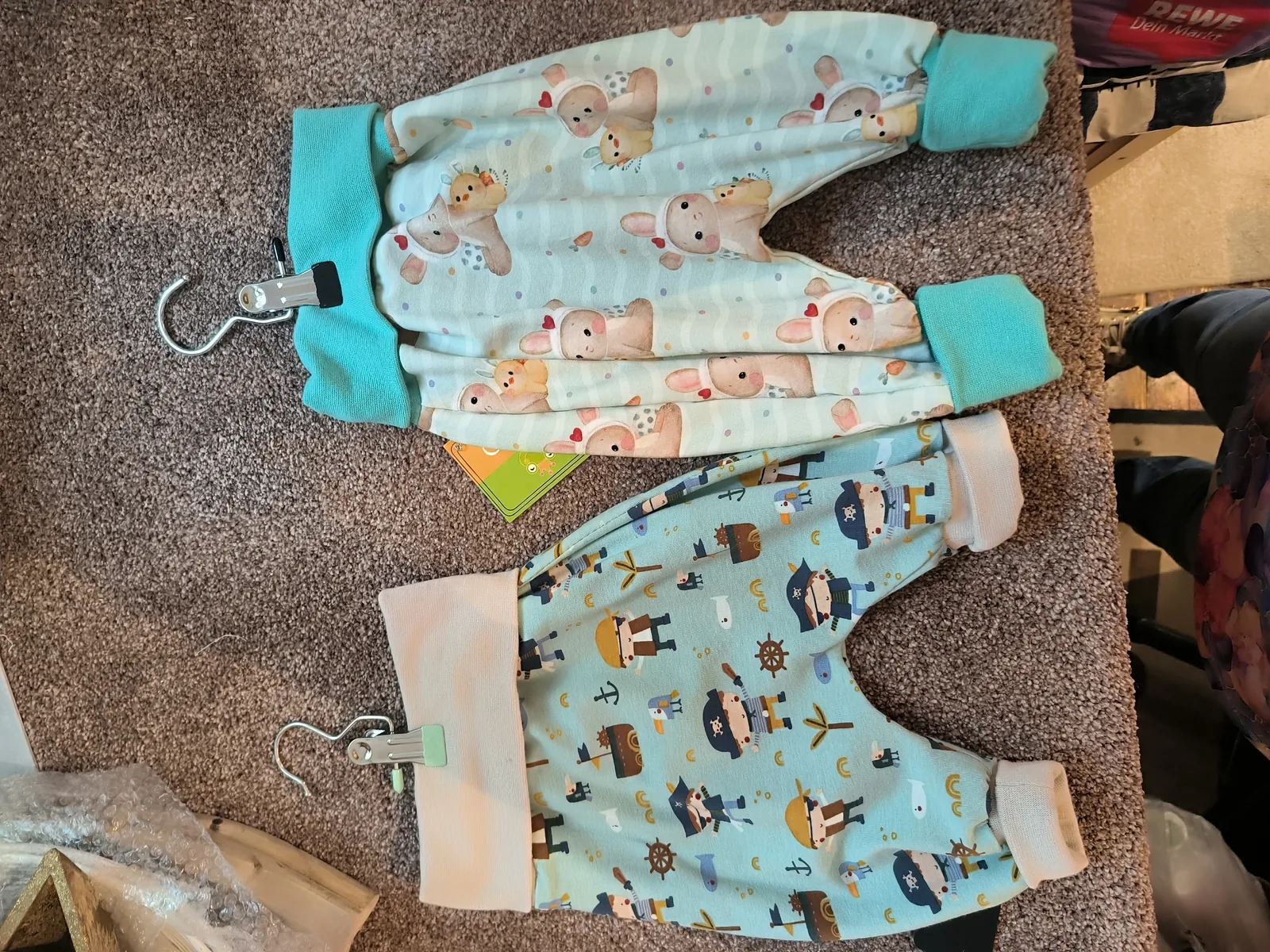 Auswahl handgefertigter Kinderkleidung aus gemusterten Stoffen