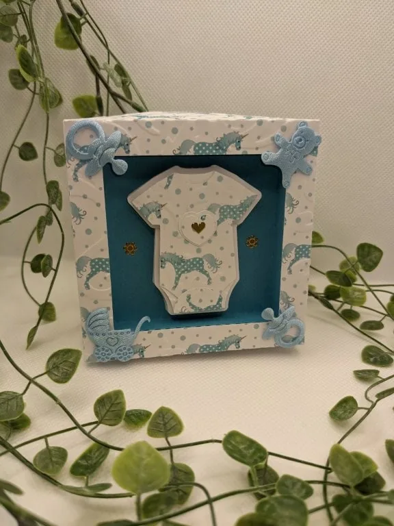 Geschenkbox zur Geburt mit Babybody-Motiv