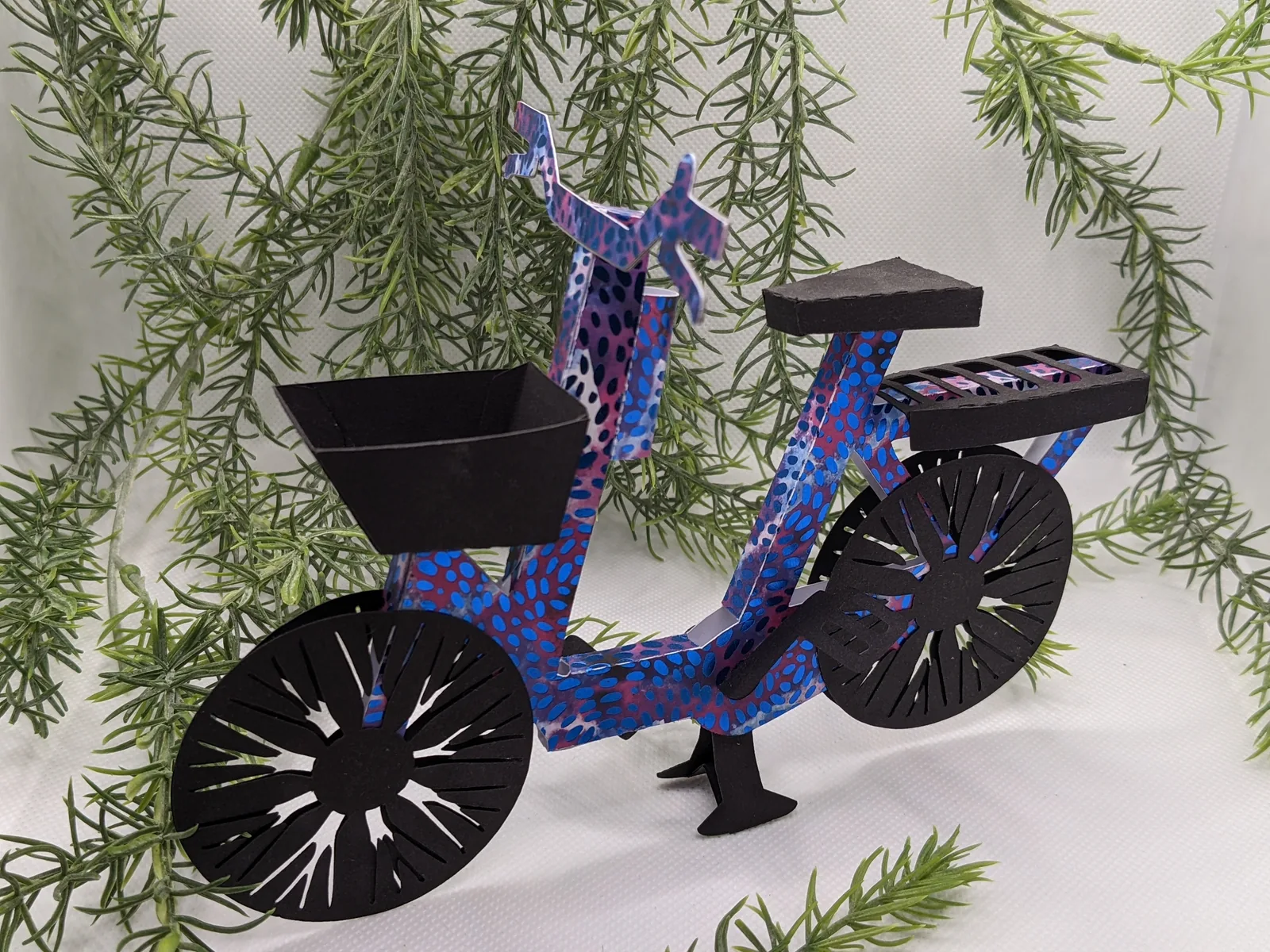 Dekoratives dreidimensionales Fahrrad aus Papier und Mischmaterialien