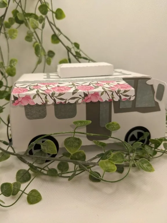 Geschenkverpackung in Form eines Wohnmobils